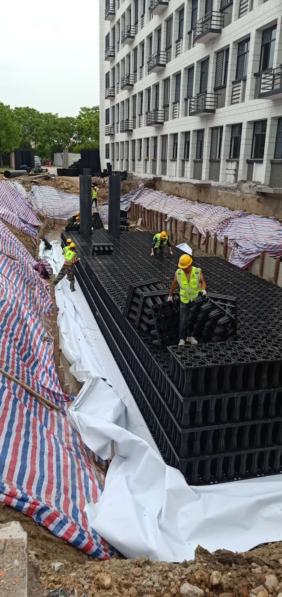 浙江师范大学附属嘉善实验学校初中部雨水收集系统施工3